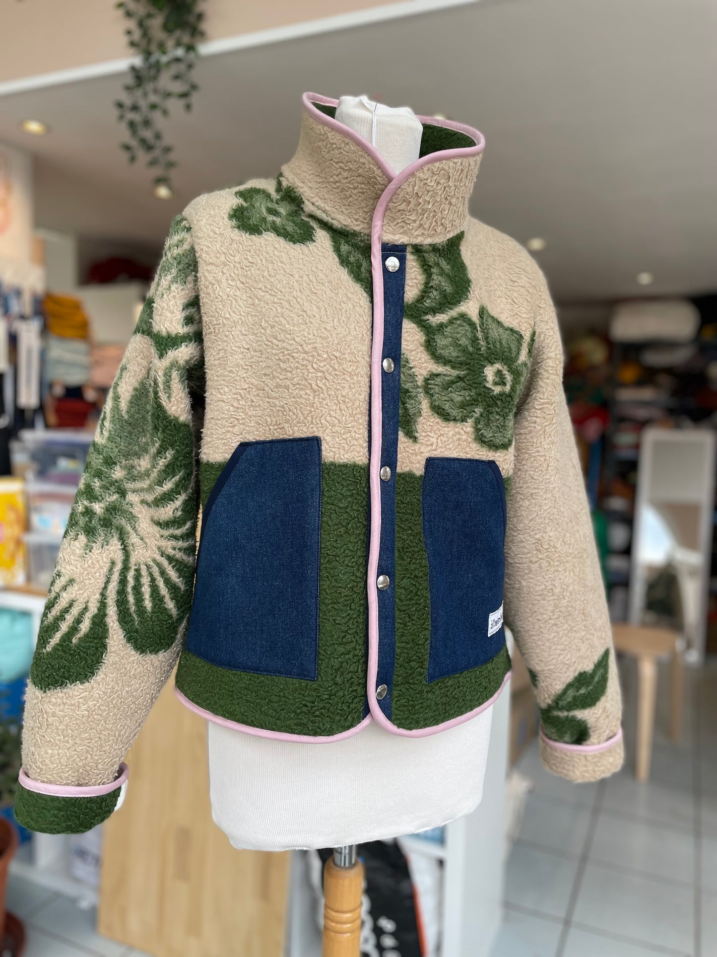 Veste Mazette : couverture verte et beige à grosses fleurs