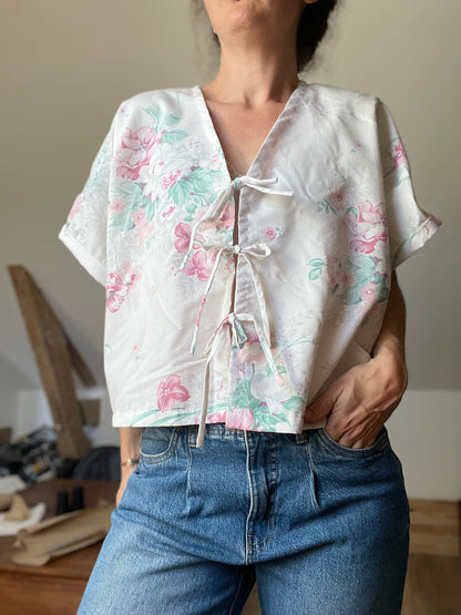 Blouse blanche fleurie à nouer