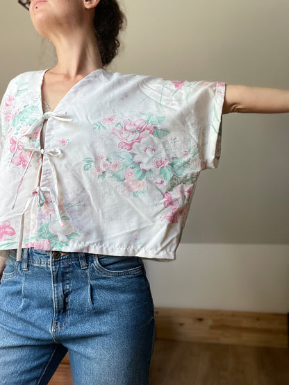 Blouse blanche fleurie à nouer