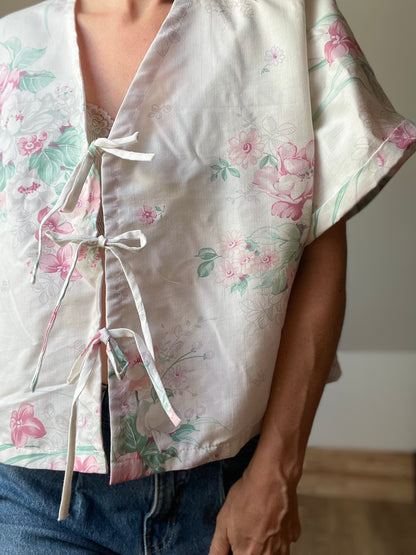 Blouse blanche fleurie à nouer